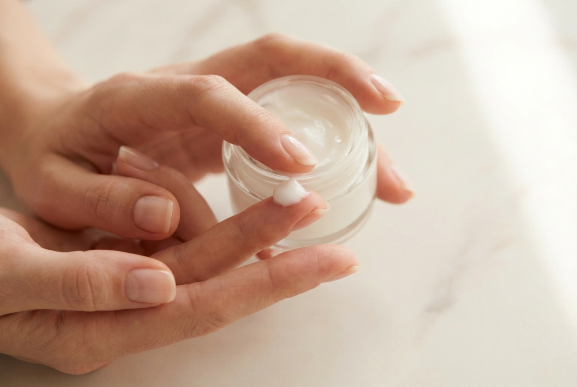 Hydratační oční krém: jemná aplikace, množství a frekvence