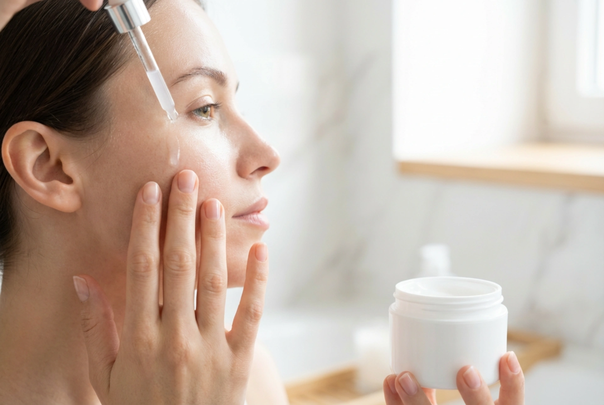 Krém s kyselinou hyaluronovou: Správná aplikace a kombinování se sérem