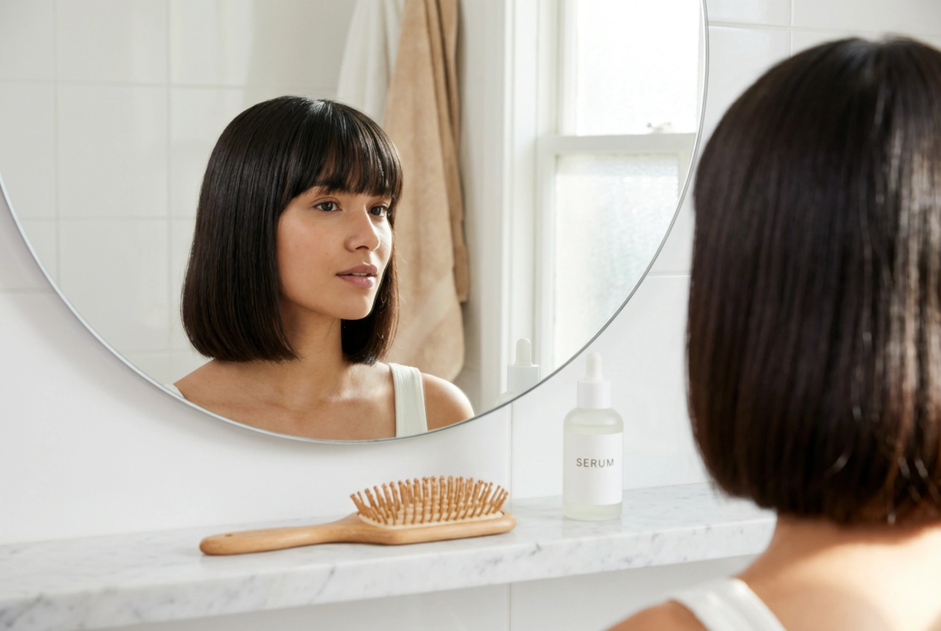 Krátký bob s ofinou: jak ho fénovat, tvarovat a předejít krepatění