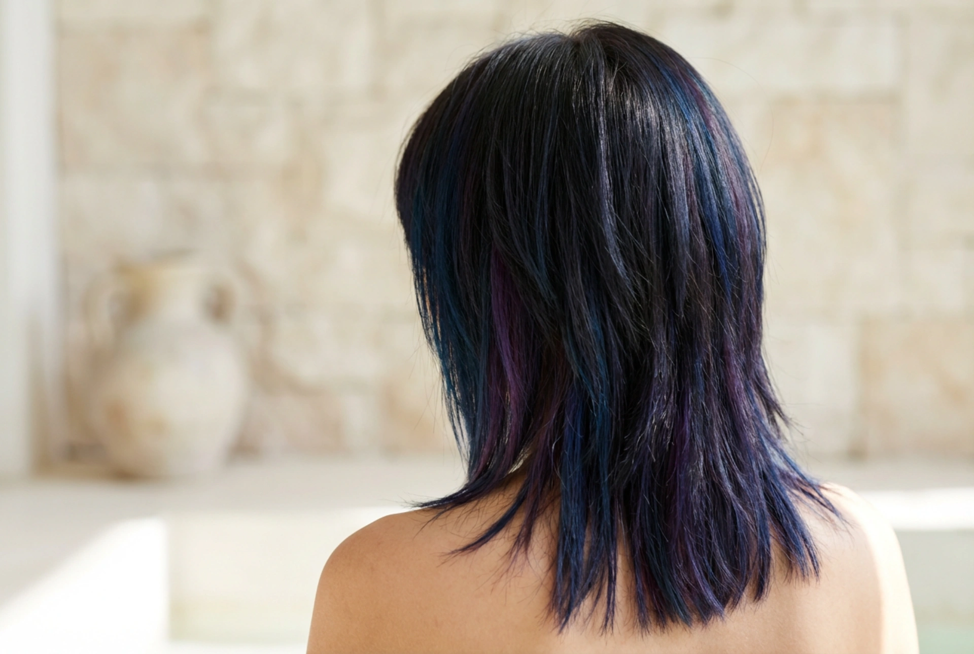 Dámský emo účes: vrstvený střih, styling a péče o barvu