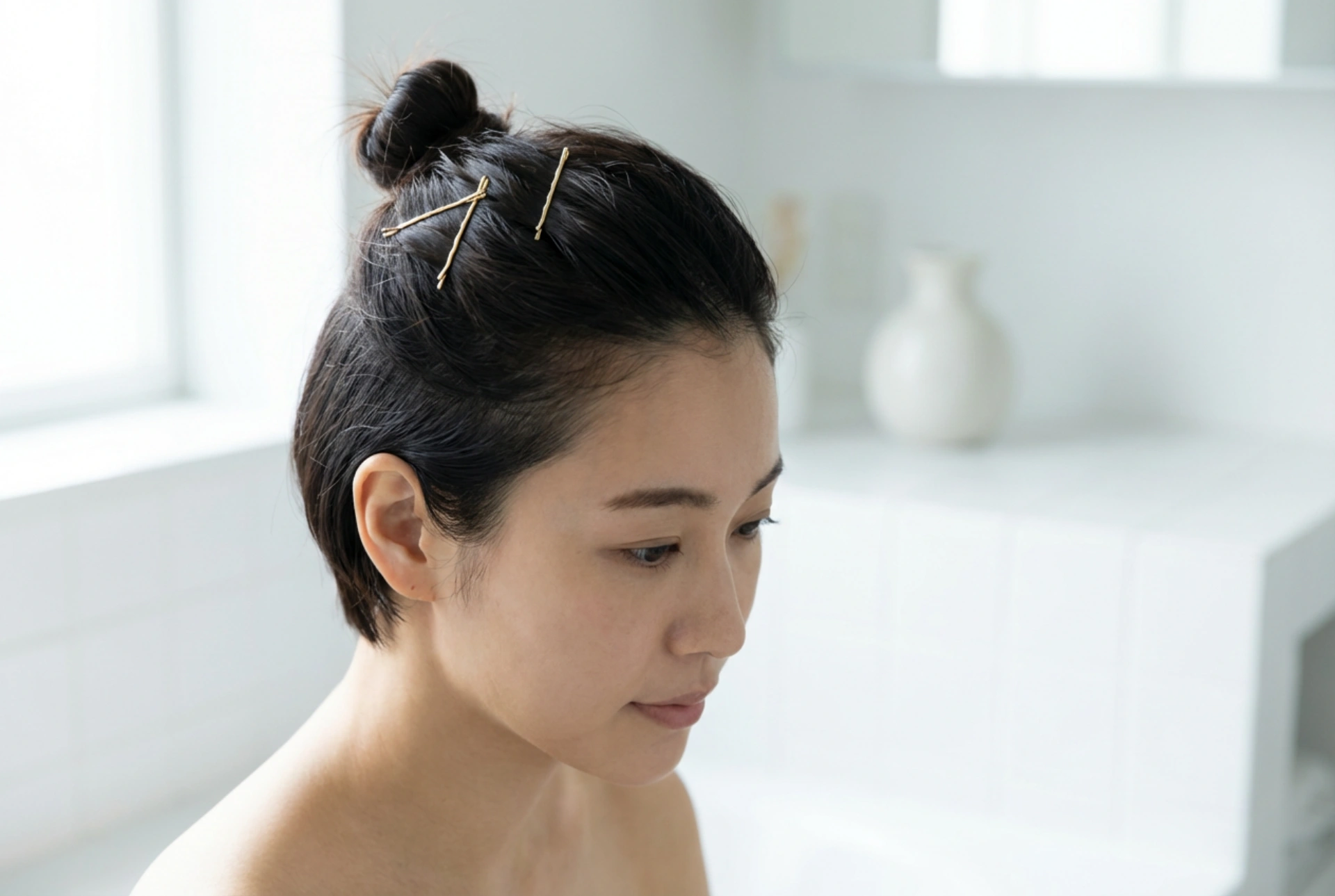 Účesy z krátkých vlasů: Pinetky, mini drdoly a chytré sponky