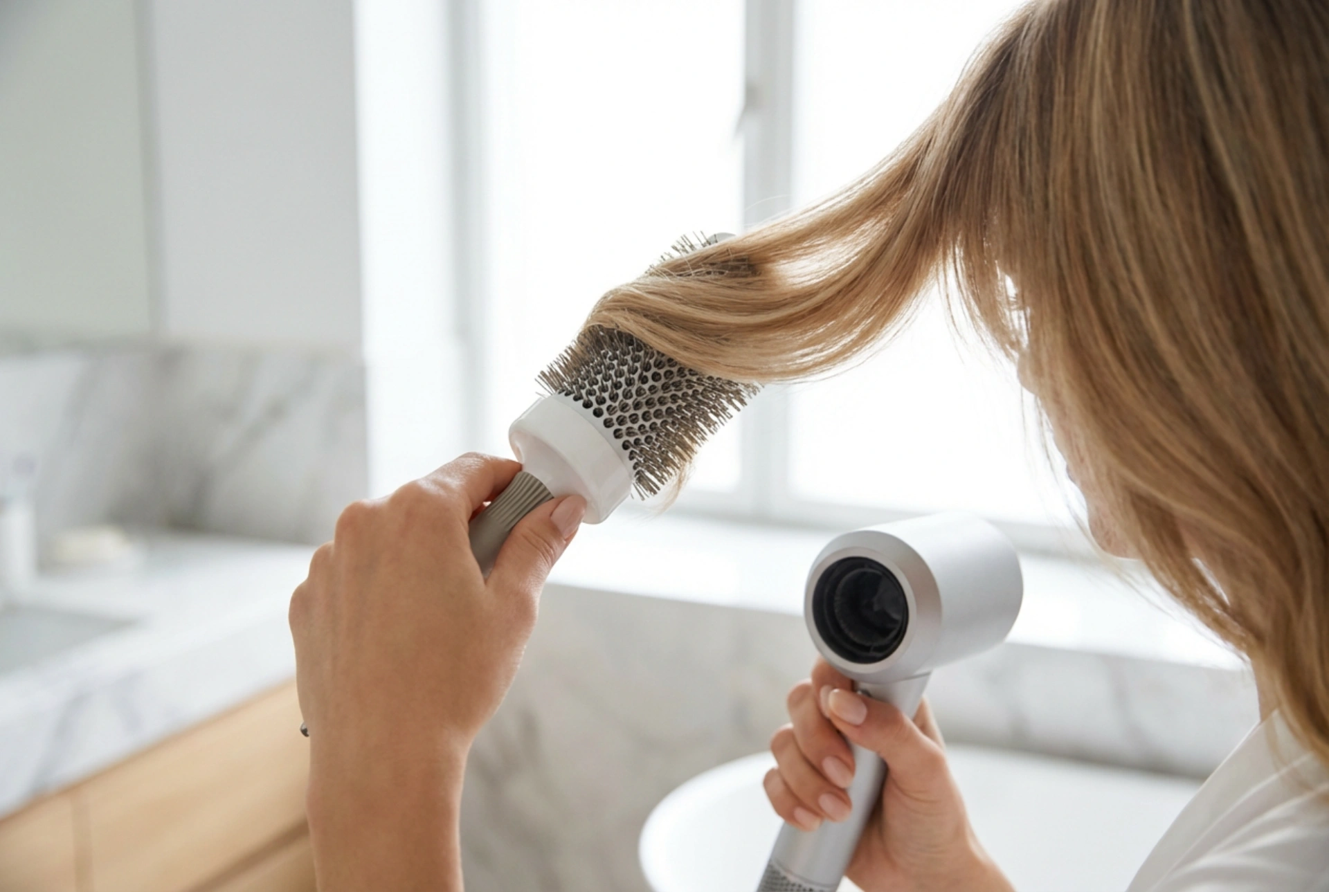 Ofina na stranu: techniky fénování, stylingu a fixace