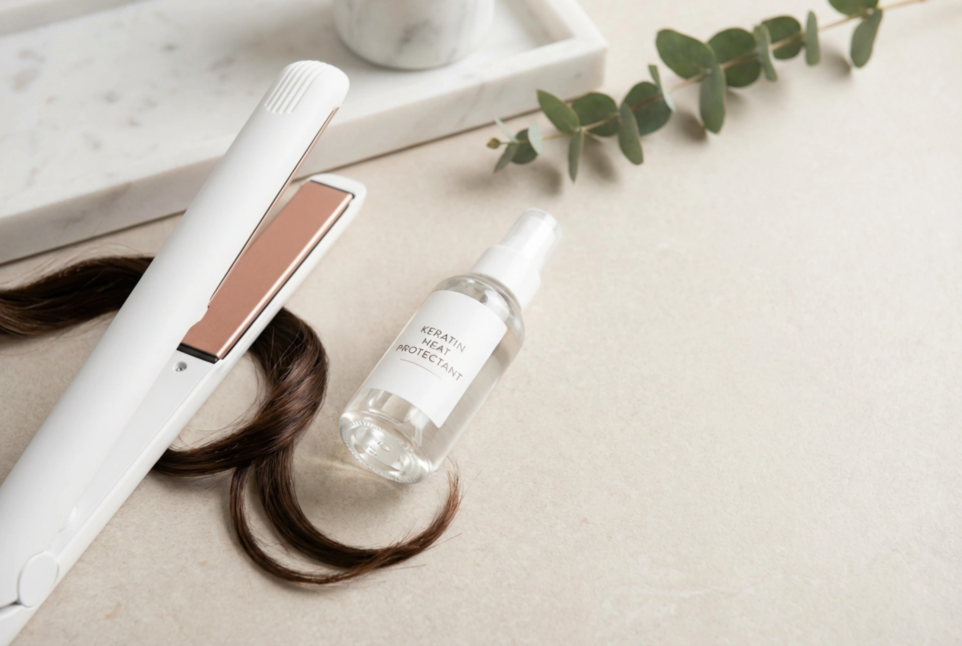 Žehlička na vlasy s ionizací a keratinem: volba nastavení a ochrana vlasů