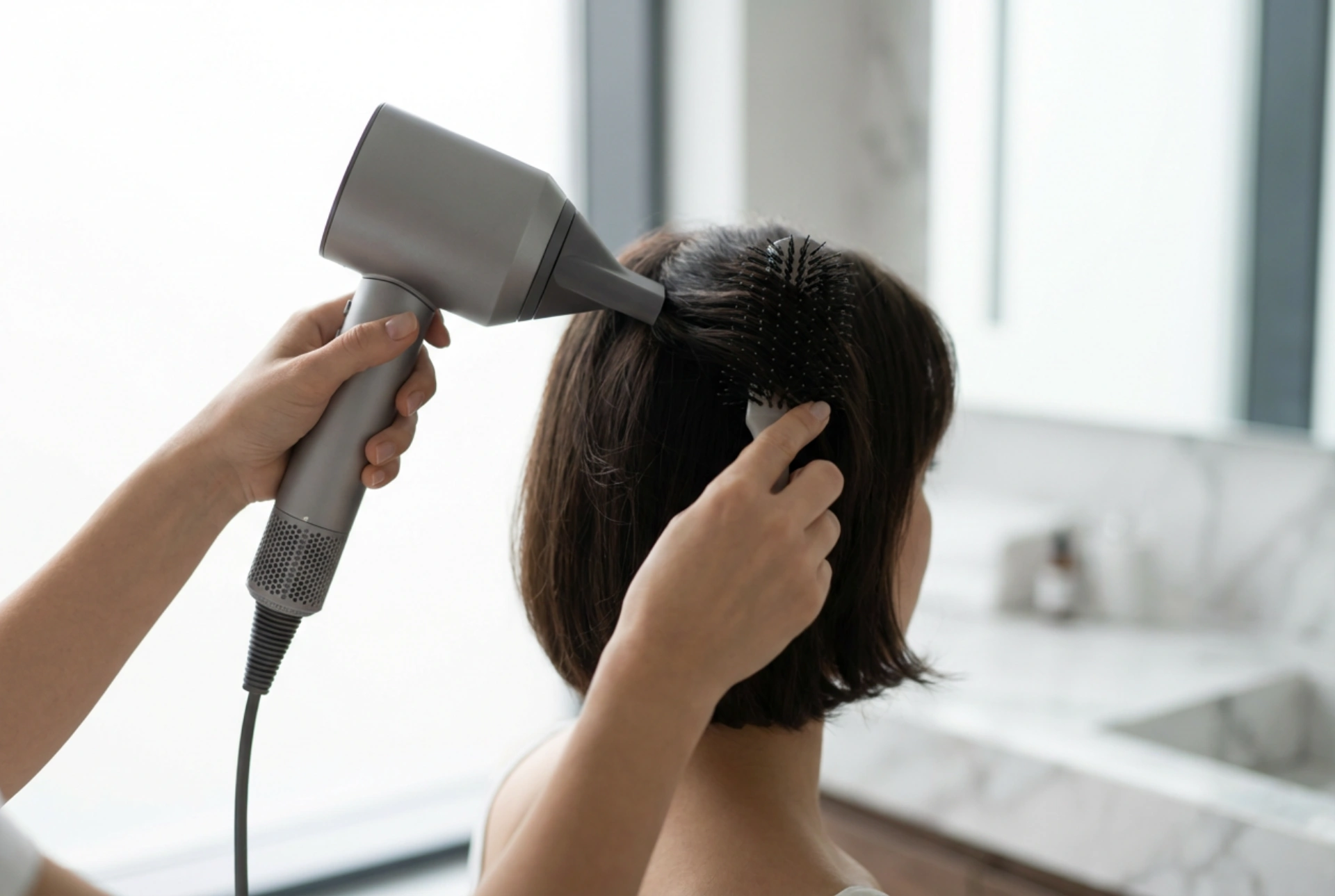 Fén na krátké vlasy: rychlé sušení a styling u pokožky