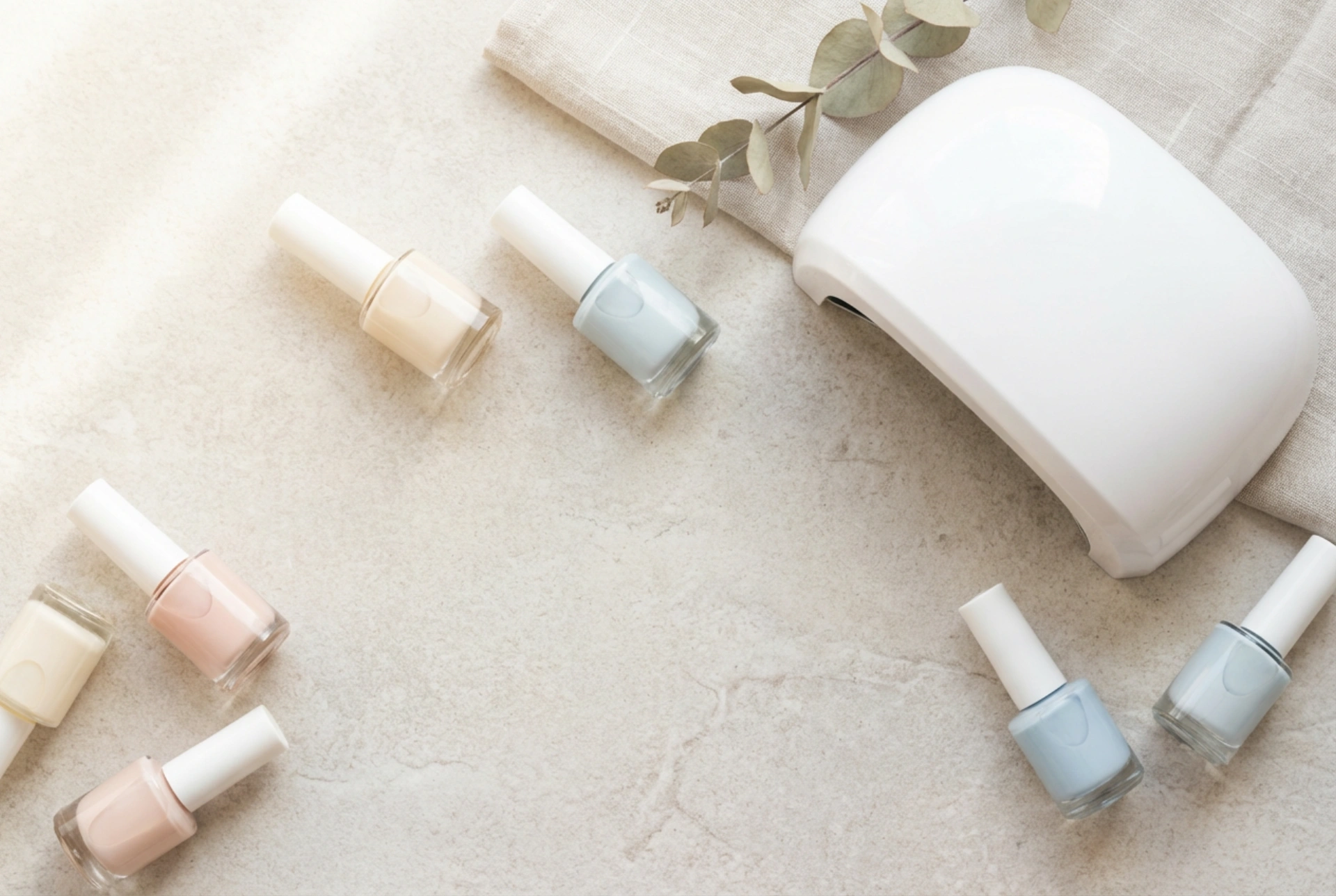 Gelové laky na nehty: Průvodce správnou aplikací a vytvrzováním