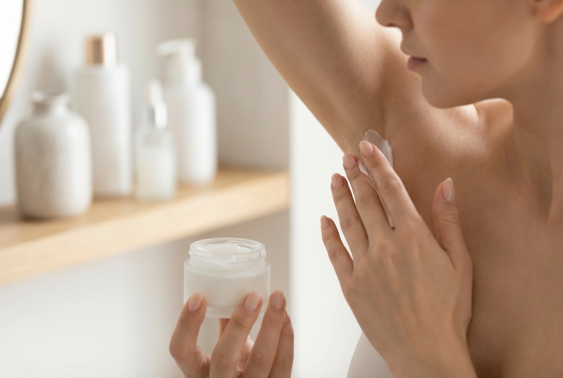 Depilace podpaží voskem: příprava pokožky, technika a následná péče