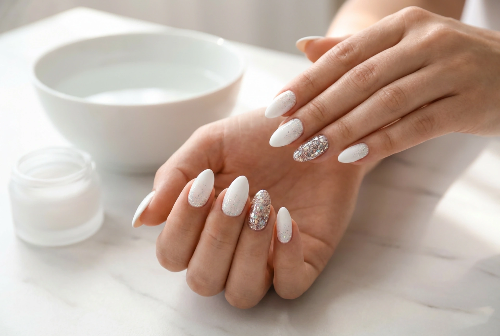 Bílé nehty se třpytkami: od jemných akcentů po plné krytí