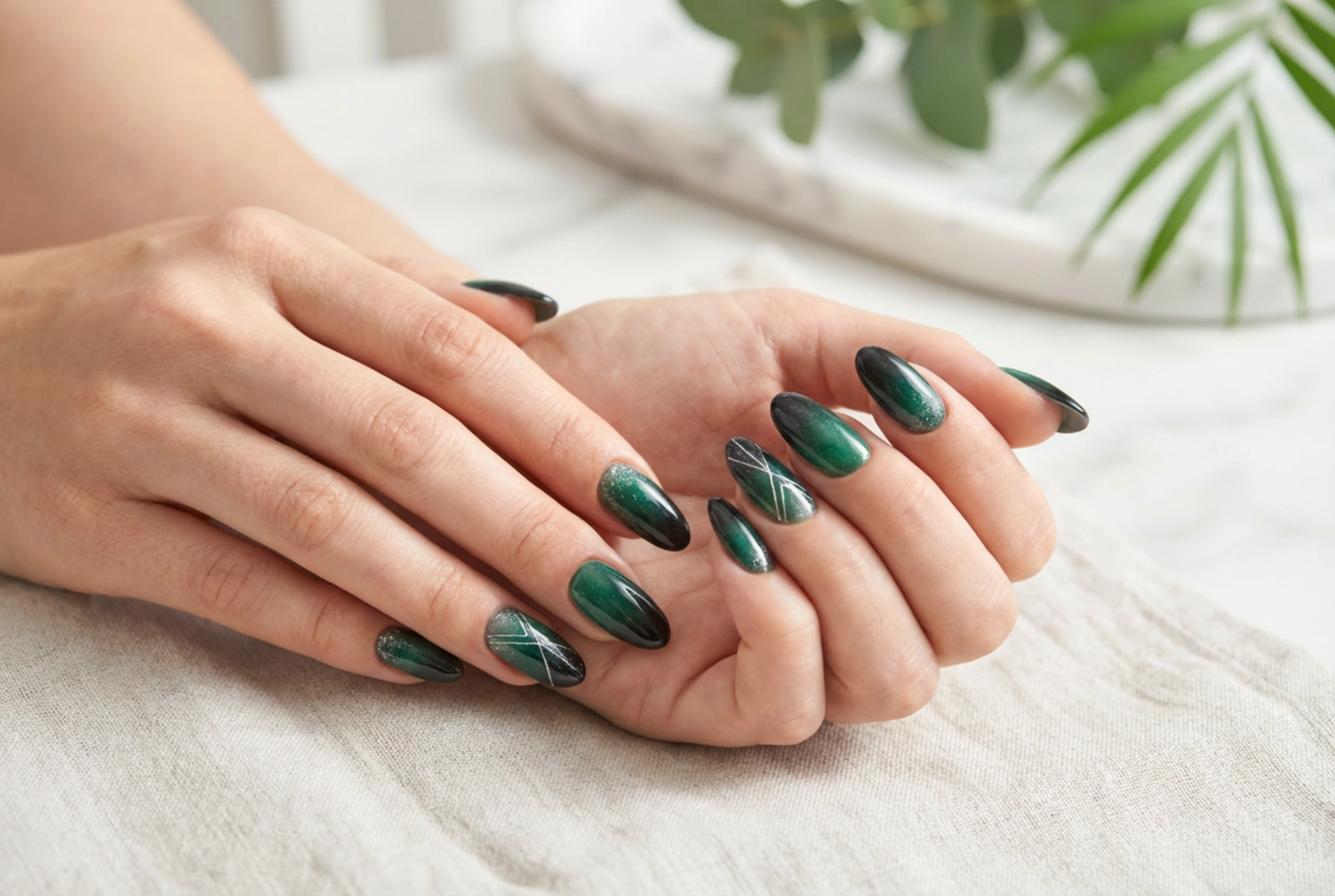 Černo-zelené nehty: smokey ombré, skleněný prach a geometrické linie