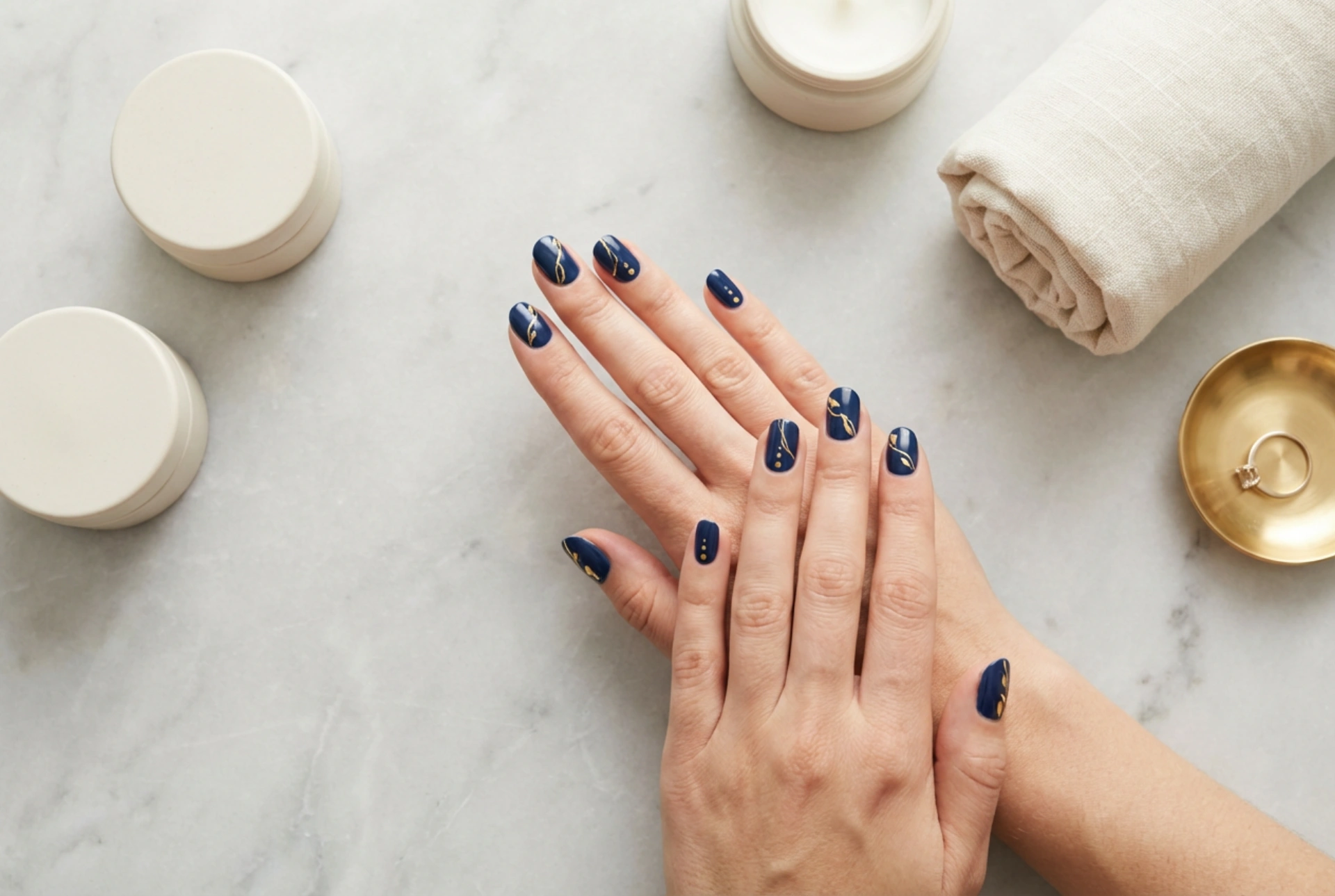 Tmavě modré nehty se zlatem: Elegantní kombinace ve třech jednoduchých verzích