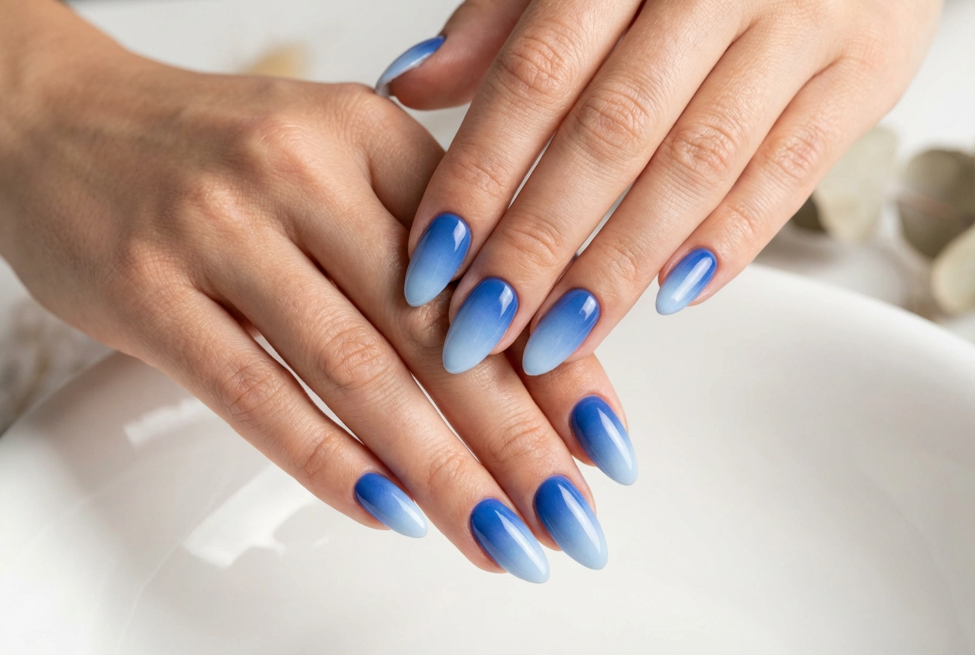 Chrpově modré ombre nehty: Intenzivní barva bez šmouh a ostrých přechodů
