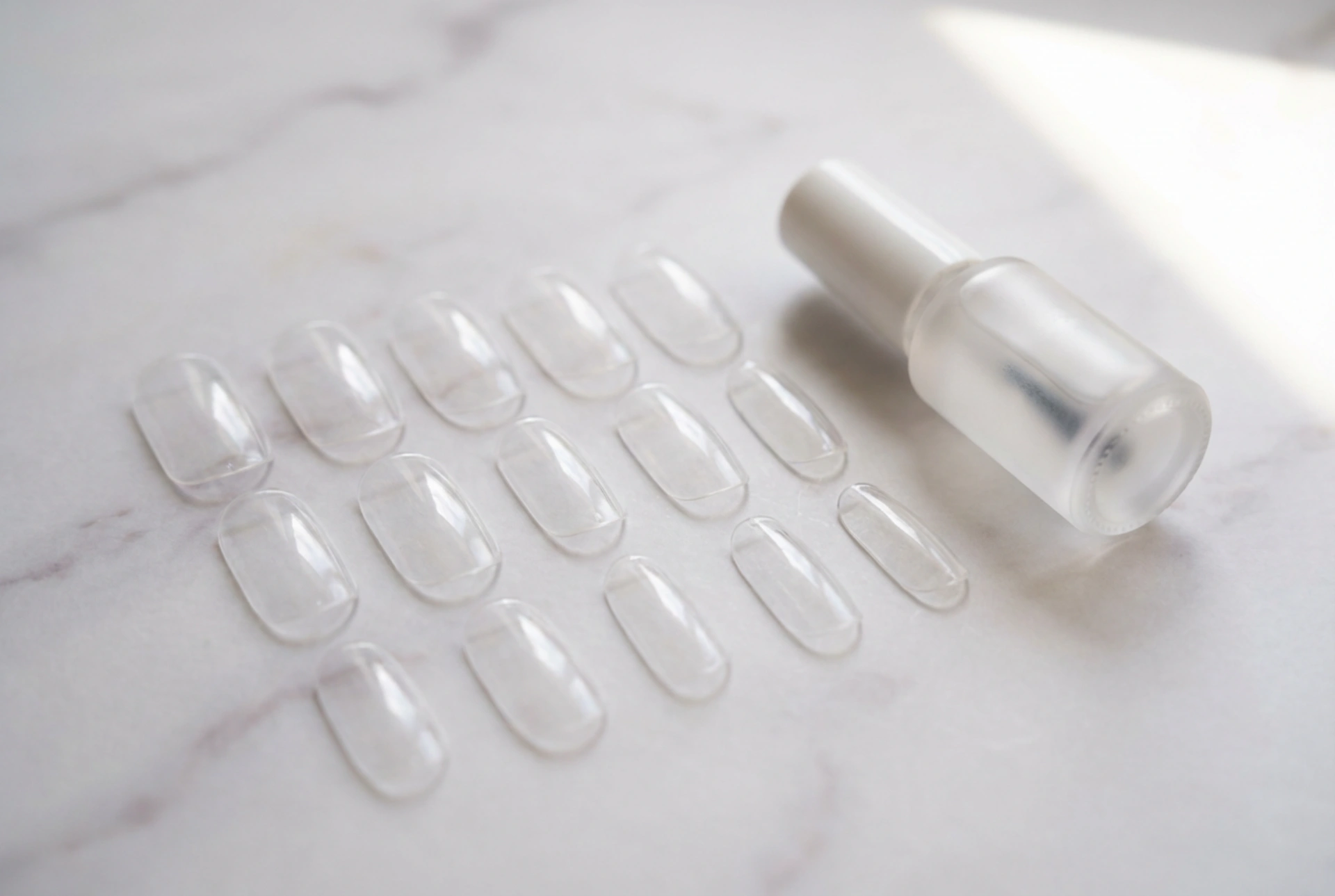 Gelové tipy: Kdy je vybrat a jak je správně nalepit