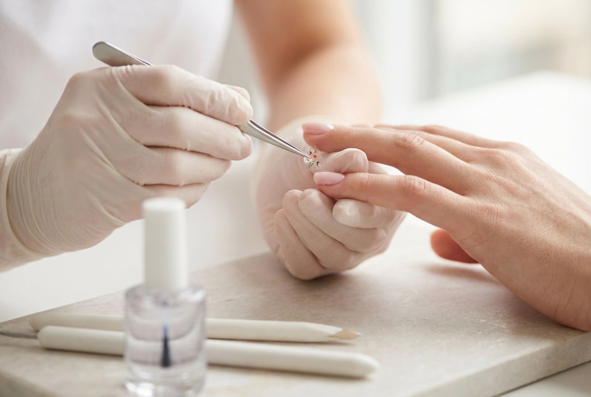 Květinové samolepky na nehty: aplikace bez záhybů a zajištění