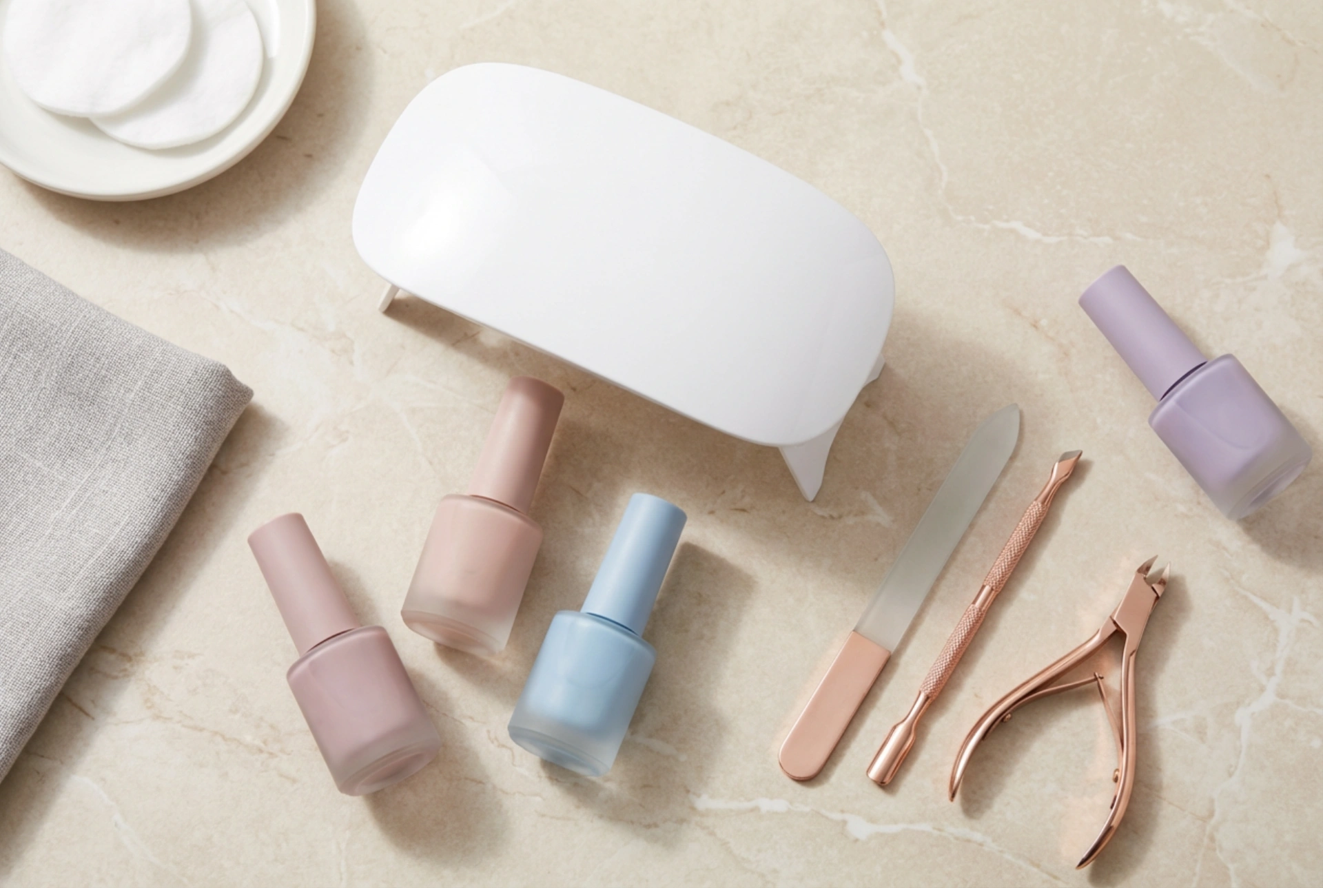 UV lampy na nehty: typy, výkon a jak předejít nedovytvrzení