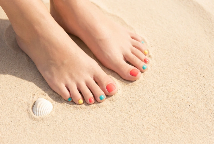 Hybridní pedikúra na léto: péče, barvy a odolnost na pláži
