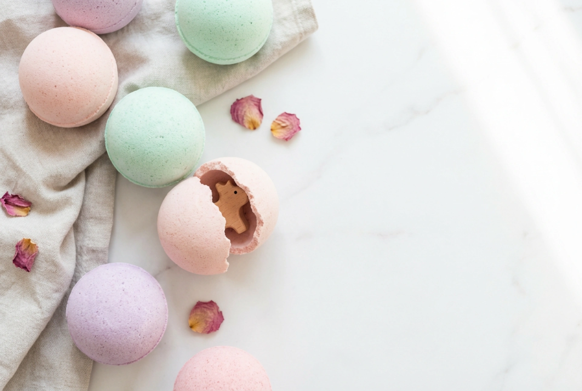 Koupelové bomby s hračkou: jak vytvořit efektní překvapení