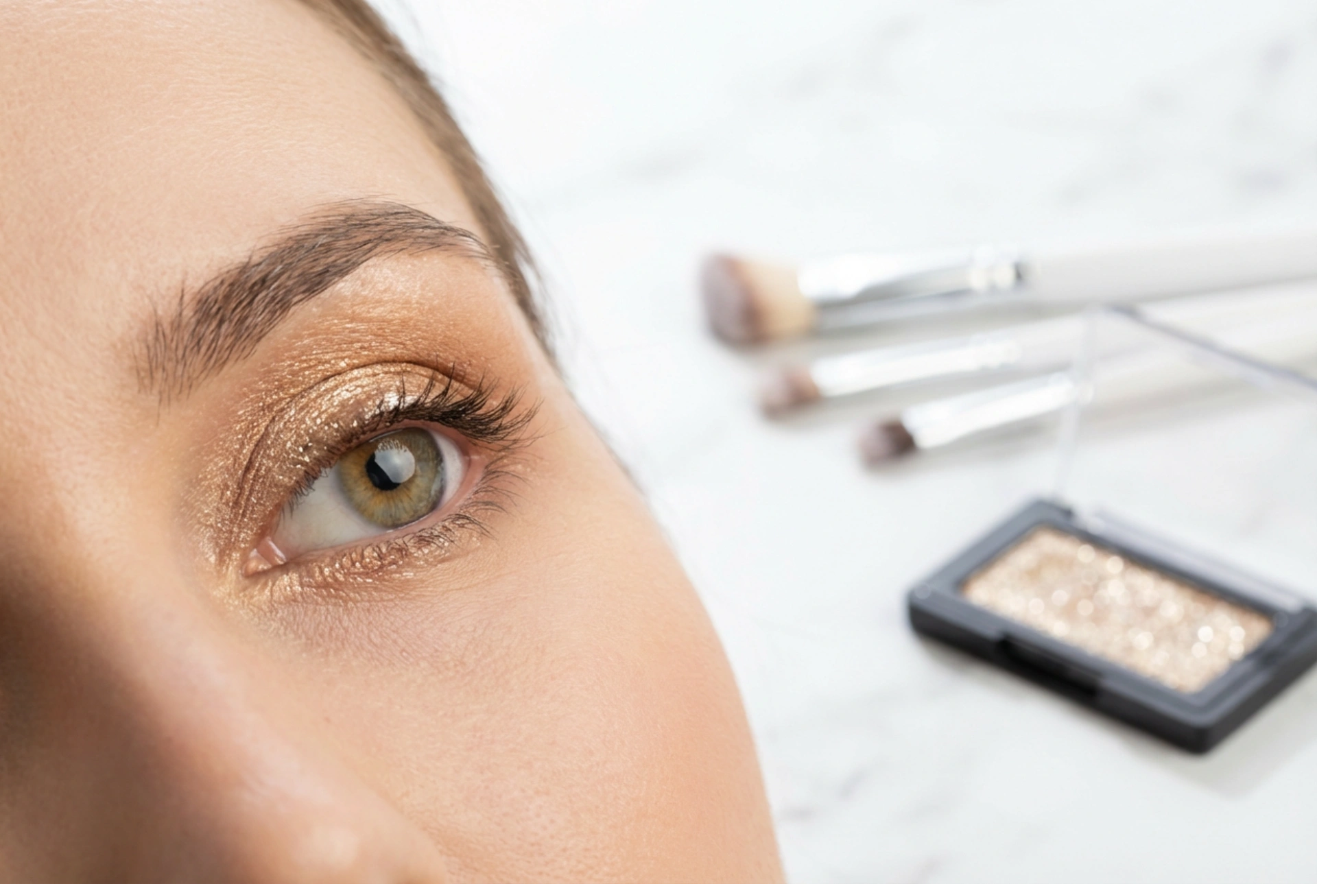 Třpytivé oční stíny: Jak na dlouhotrvající aplikaci bez opadávání