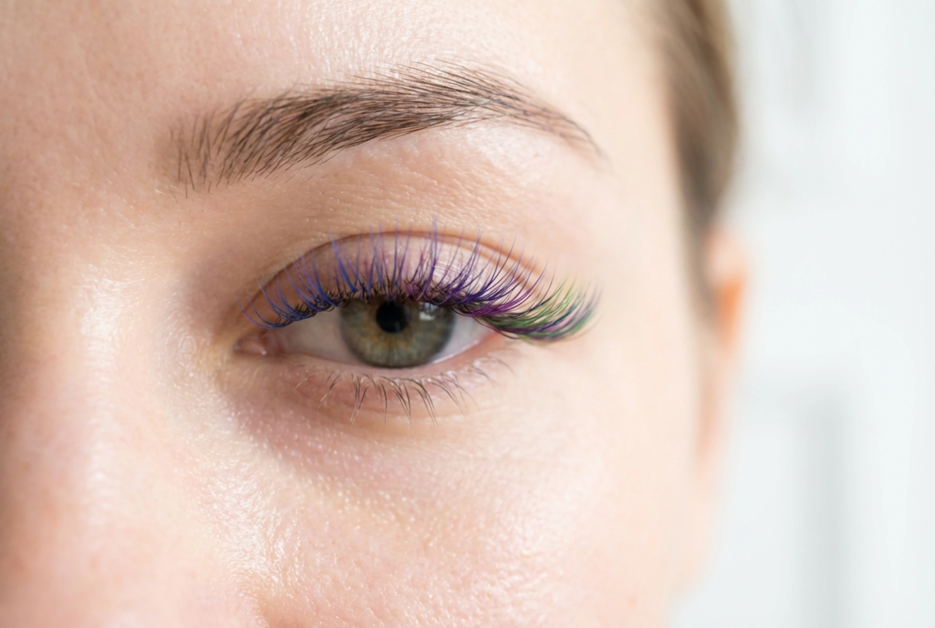 Barevné trsy řas: Jak na akcenty ve vnějším koutku a ombre efekt