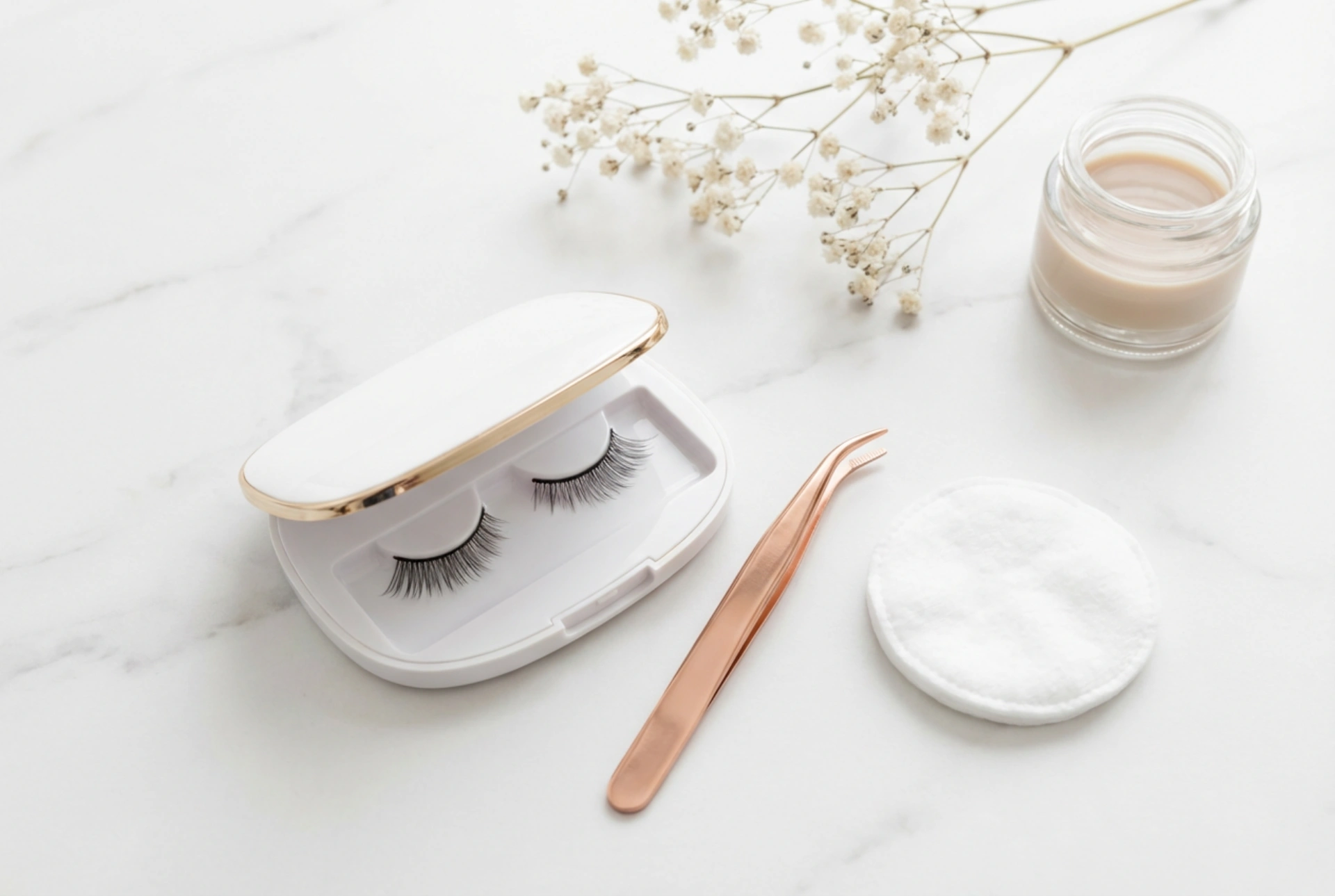 Magnetické řasy bez oční linky: aplikace, přizpůsobení, péče