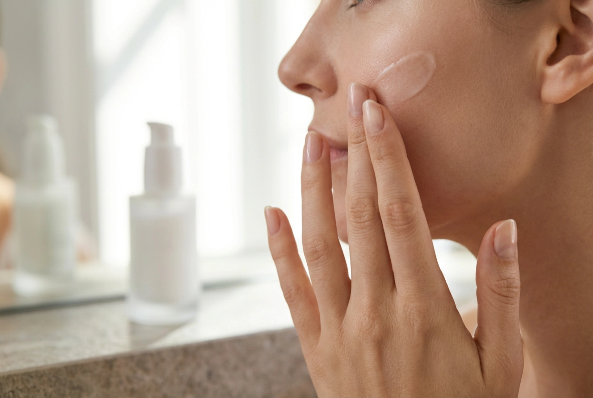 Zmatňující podkladová báze pod make-up: aplikace tenké vrstvy a fixace