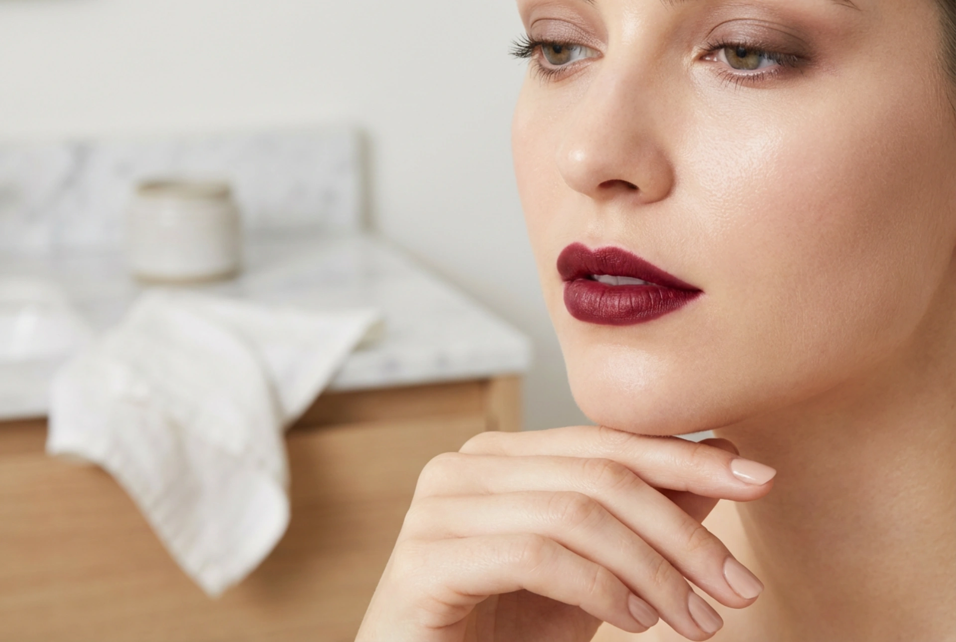 Vínová rtěnka bez přehánění: jak vybrat odstín a líčení očí